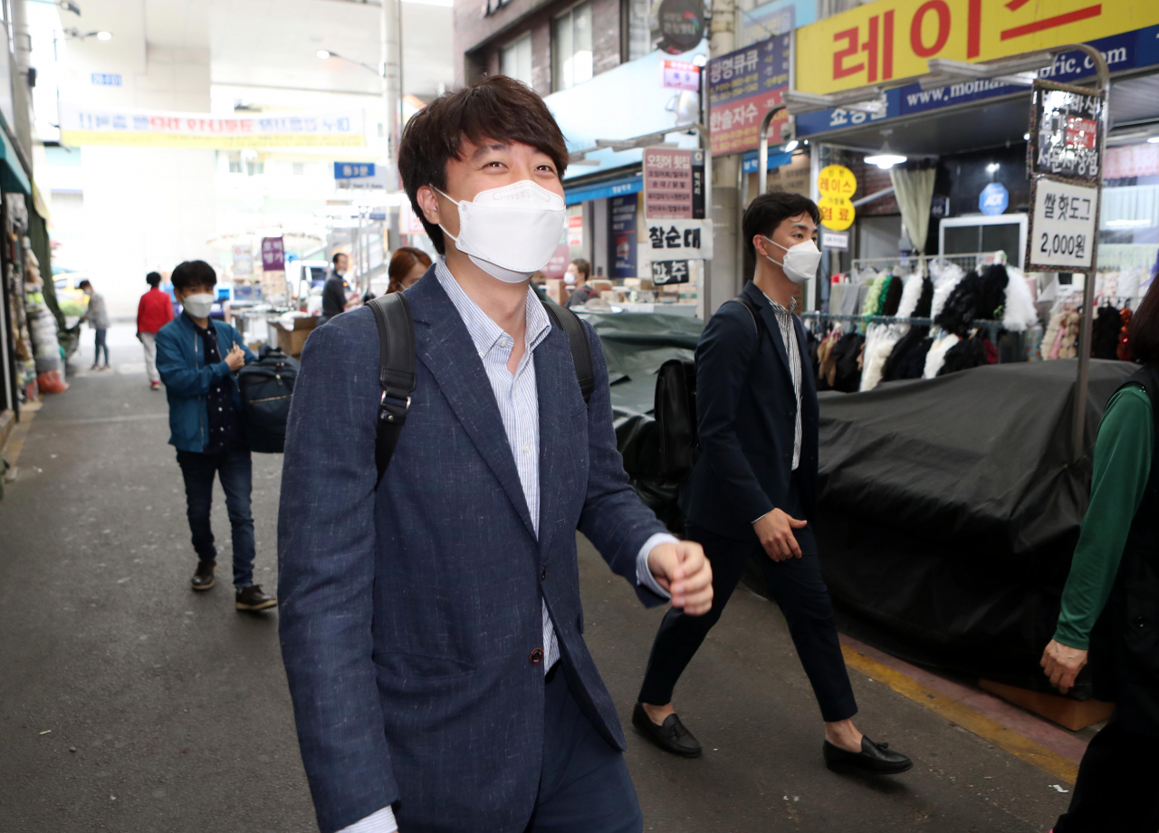 국민의힘 당권에 도전하는 이준석 전 최고위원이 24일 오전 대구 중구 서문시장을 찾아 상인에게 인사말을 건네고 있다. [연합]