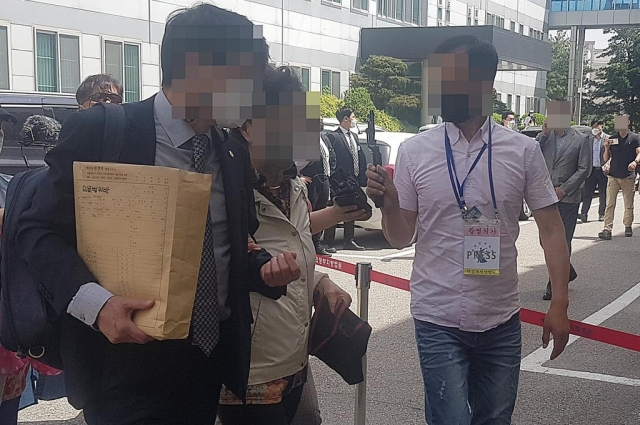요양급여 부정수급 혐의를 받는 윤석열 전 검찰총장의 장모 최모씨가 24일 변호인의 도움을 받아 법정에 들어가고 있다. [연합]