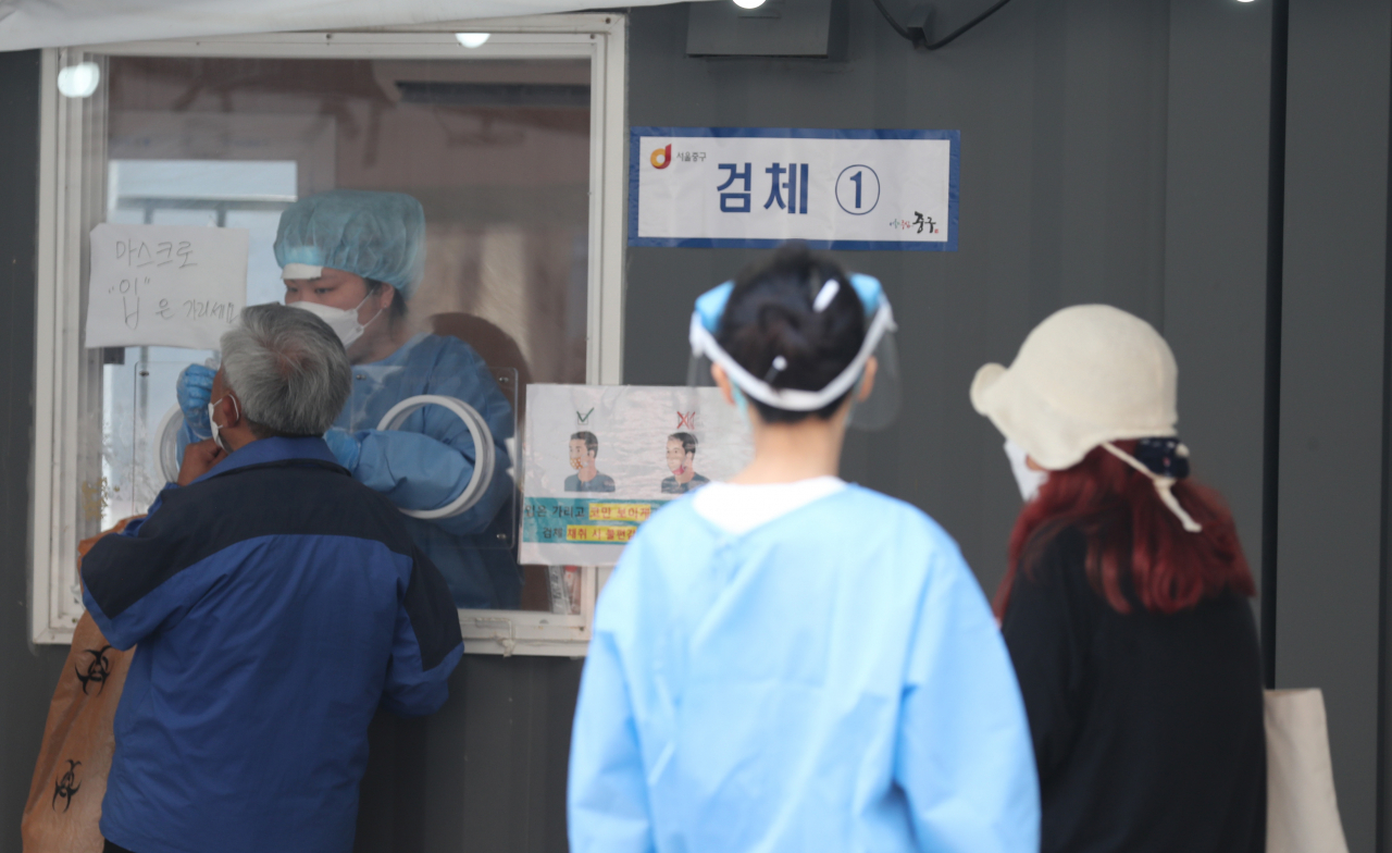 국내 신종 코로나바이러스 감염증(코로나19) 확산세가 좀처럼 누그러지지 않는 가운데 23일 신규 확진자 수는 585명을 기록했다. 전날보다 80여명 줄면서 하루 만에 다시 500명대로 내려왔다. 그러나 이는 주말 검사 건수가 대폭 감소한 데 따른 것이어서 확산세가 꺾인 것으로 보기는 어렵다. 사진은 이날 코로나19 서울역 임시검사소 모습. 연합뉴스