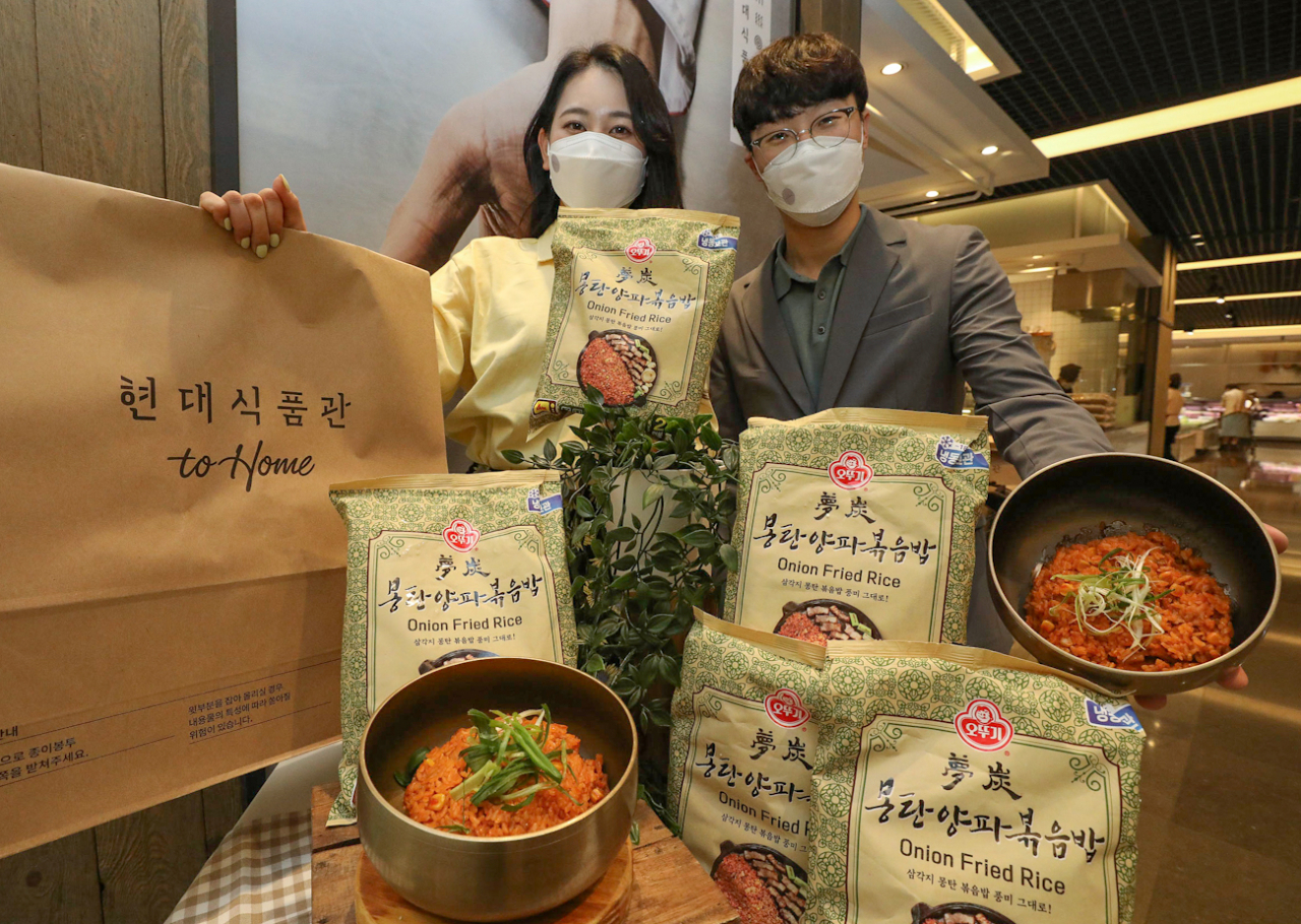 ‘현대식품관 투홈’은 서울 용산구 짚불구이 전문점 ‘몽탄’의 인기 메뉴를 HMR로 만든 ‘몽탄양파볶음밥’을 선보였다.[현대백화점 제공]