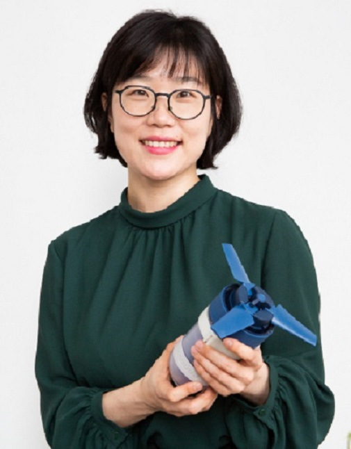 휴대용 수력발전기를 들고 포즈를 취한 박혜린 이노마드 대표. [이노마드 제공]