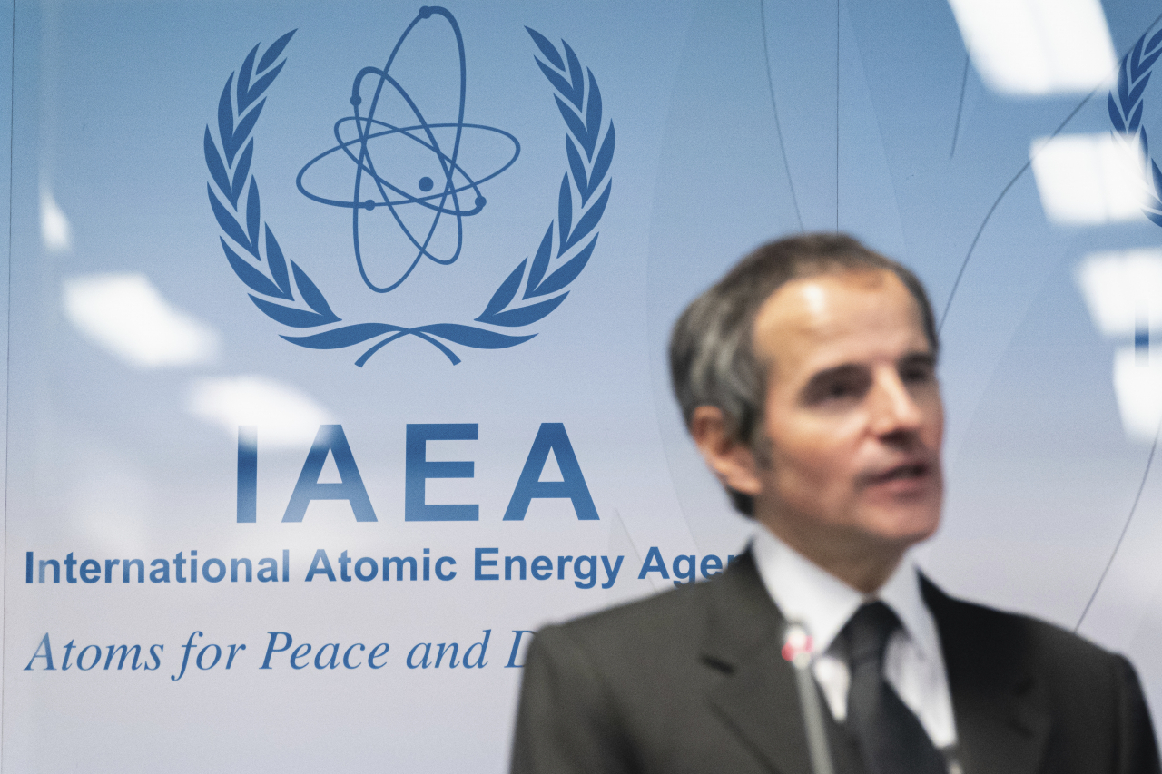 24일(현지시간) 이란 원자력청장과의 회담 후 기자회견을 하고 있는 라파엘 그로시 IAEA 사무총장 [AP]