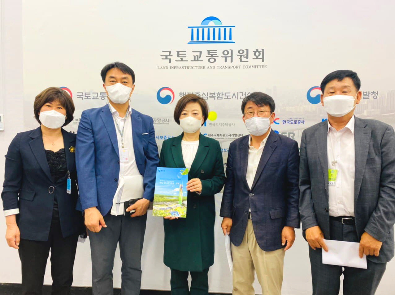 김상호 하남시장(왼쪽에서 두번째) 등 진선미 국회 국토교통위원장(가운데) 면담. [하남시]