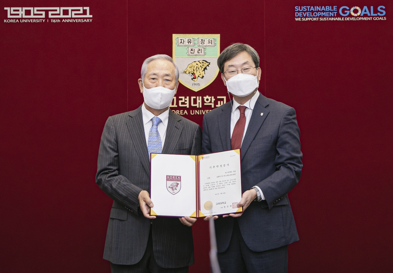 김철수 포니정재단 이사장(왼쪽)과 정진택 고려대 총장이 지난 24일 고려대에서 열린 ‘한국학 장학·연구기금 기부 협약식’을 마친 뒤 기념촬영을 하고 있다. [HDC현대산업개발 제공]