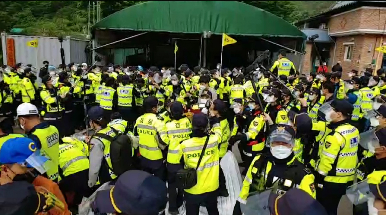 25일 오전 경북 성주군 초전면 소성리에 있는 주한미군 사드(THAAD·고고도 미사일 방어체계)기지 입구 진입도로에서 사드에 반대하는 주민과 시민단체 회원들이 도로 중간에서 농성을 벌이다 경찰에 강제해산되고 있다. [연합]