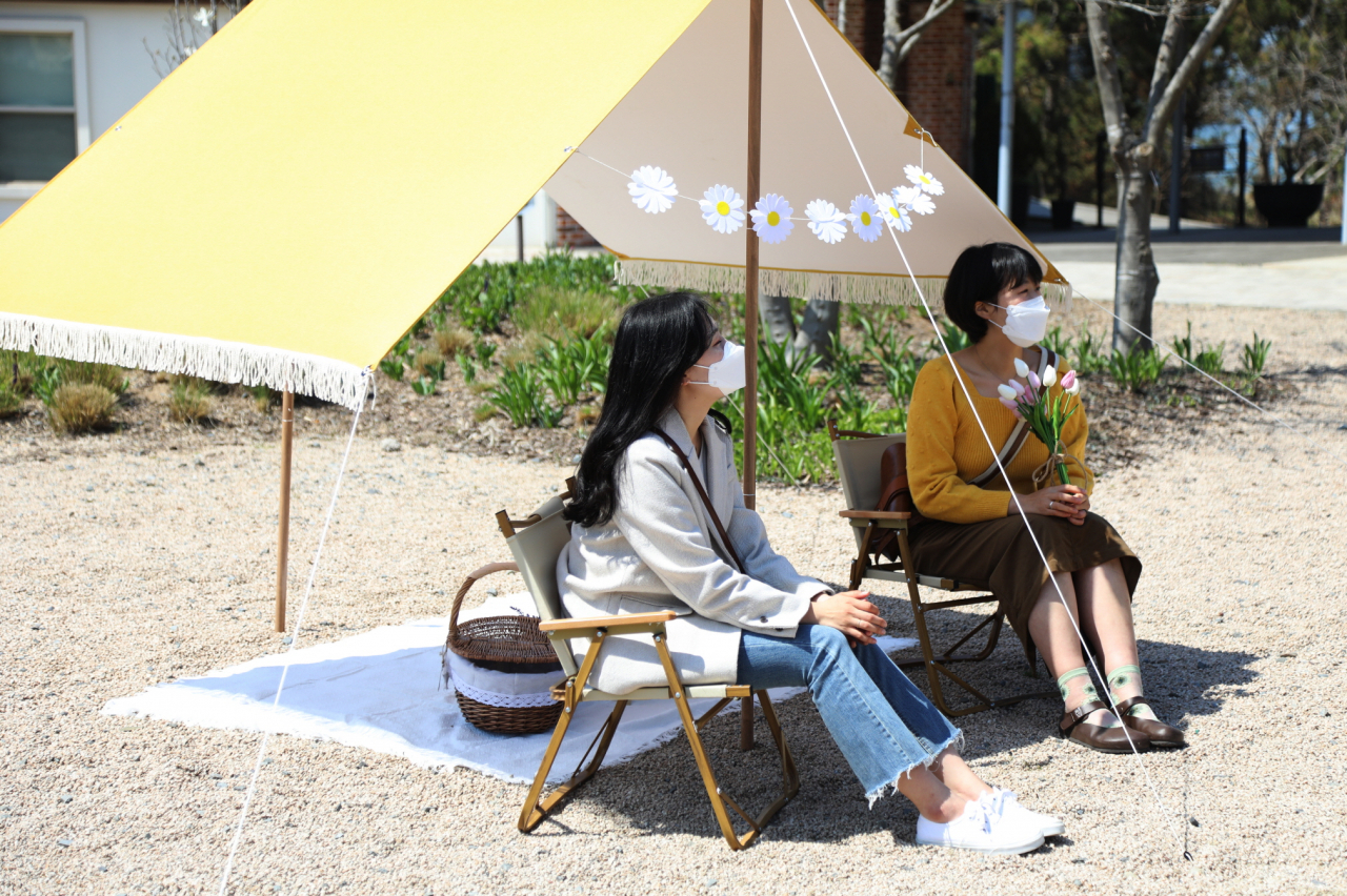 요즘 ‘포스트코로나’라는 말보다는 ‘위드 코로나’말이 제법 많이 쓰인다. 컨슈머인사이트 조사결과, 코로나 종식에 대한 기대감은 낮아졌지만, 안전하고 편안한 여행에 대한 지출의향은 높아진 것으로 나타나, 당분간 코로나 속 조심스러운 국내여행 행보는 이어질 전망이다.
