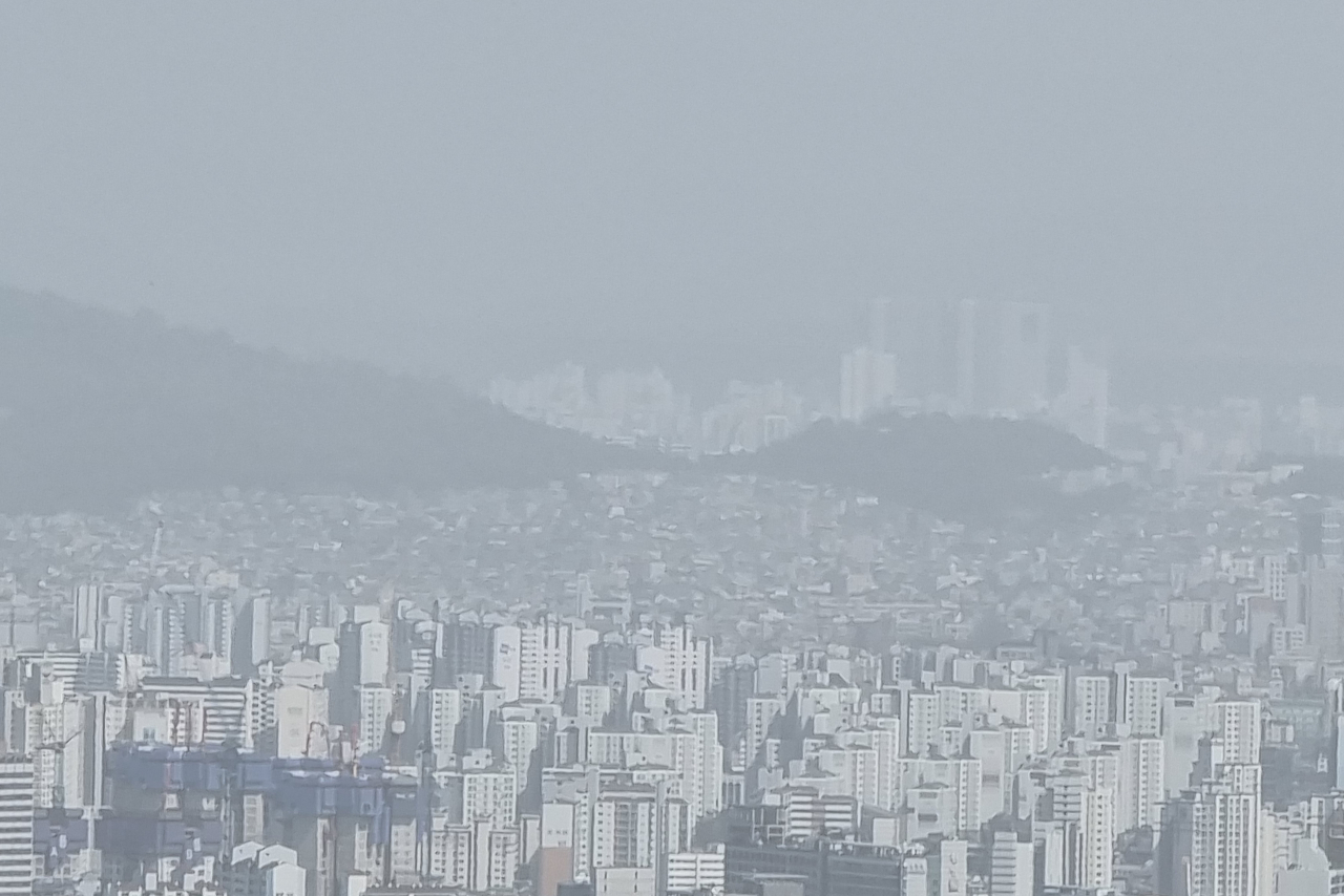 지난 24일 오후 서울 종로구 북악스카이웨이에서 바라본 시내가 황사 영향으로 뿌옇게 보이고 있다. [연합]