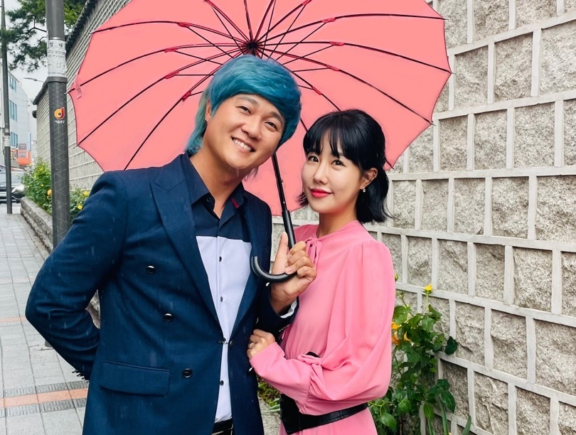 선수와 캐디로서 생애 첫 메이저 우승을 합작한 허인회-육은채 부부가 서울 필동에서 헤럴드경제와 인터뷰를 하며 밝게 웃고 있다. 노랗게 탈색한 헤어가 트레이드마크였던 허인회는 “셀프로 부분 탈색을 하려다 파란색 염색약을 잘못 집는 바람에 이런 색이 나와 버렸다”고 웃었다. 조범자 기자