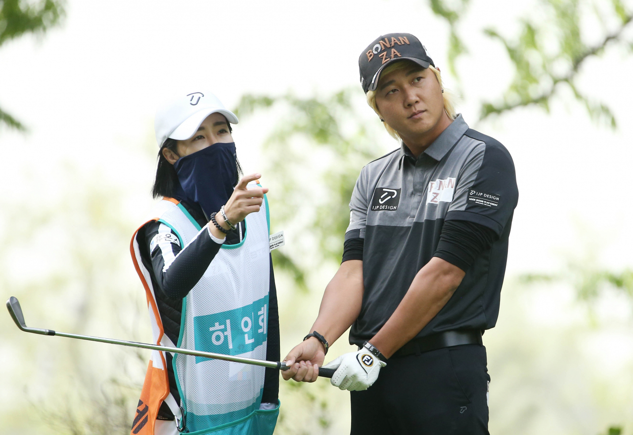 허인회가 샷을 하기 전 아내 육은채 씨의 이야기를 귀 기울여 듣고 있다. [GS칼텍스 매경오픈 제공]