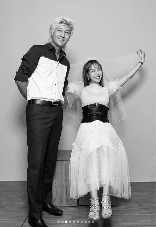 허인회-육은채 부부가 결혼 1주년을 맞아 스튜디오에서 기념촬영하는 모습. [육은채씨 SNS]