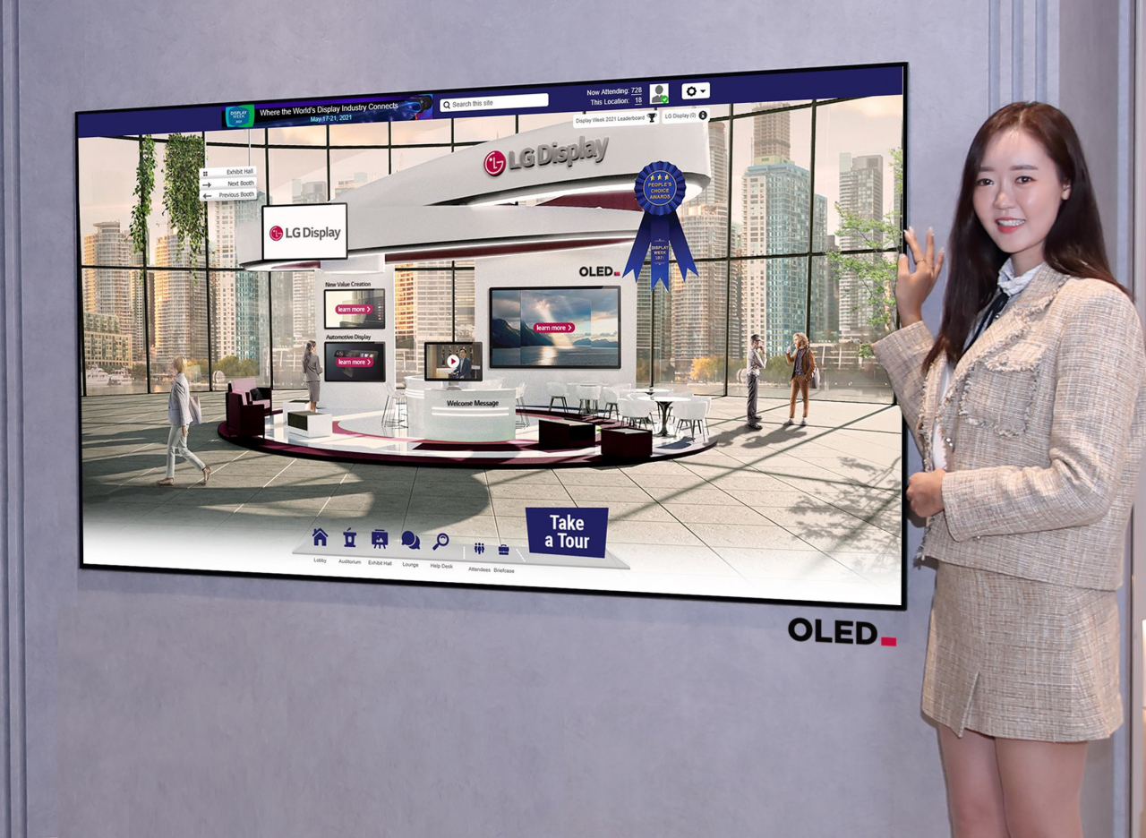 LG디스플레이 소속 직원이 SID 2021에서 상을 받은 차세대 OLED TV 제품들을 소개하고 있다. [LG디스플레이 제공]