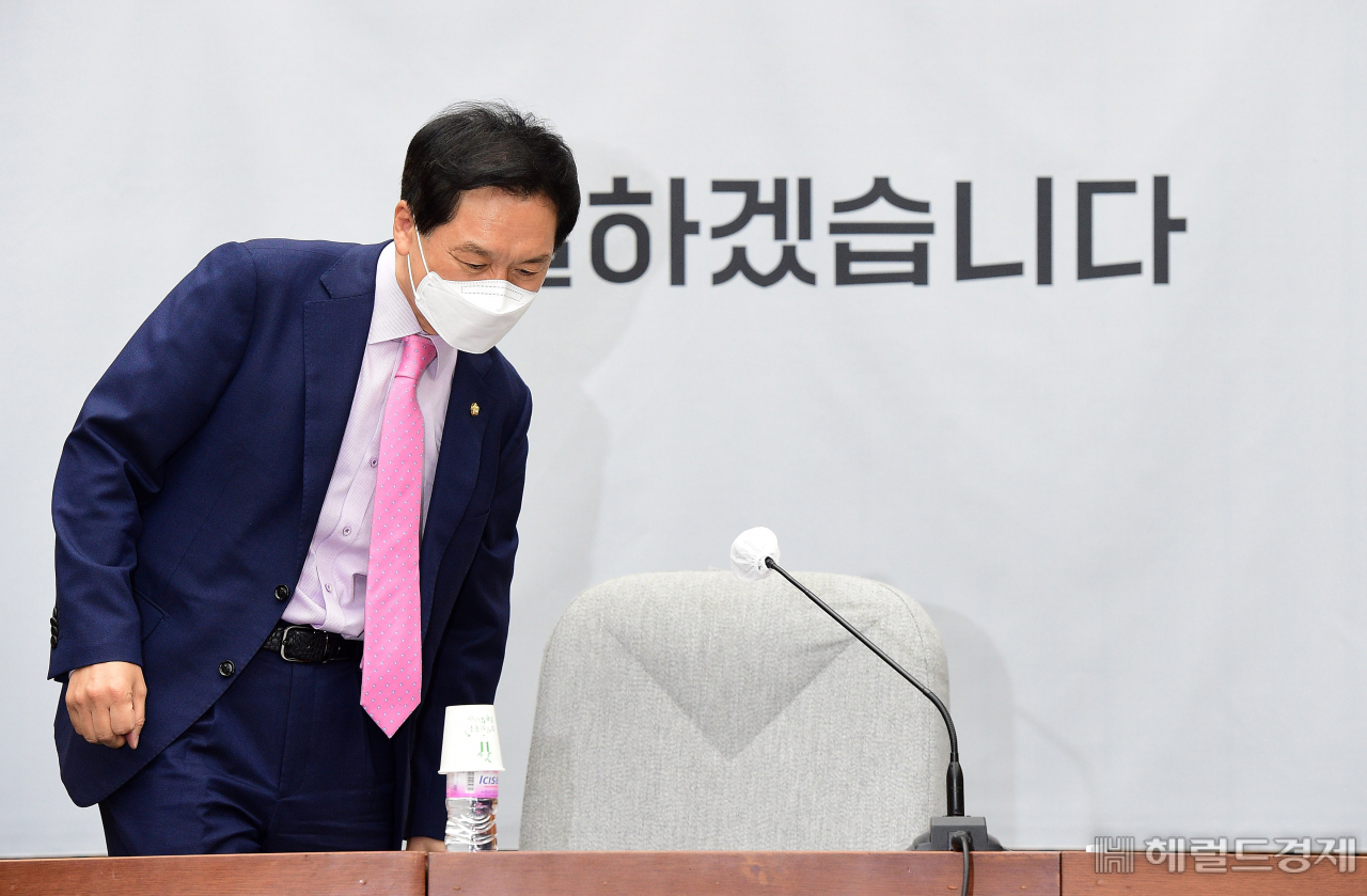 [헤럴드경제=이상섭 기자] 김기현 국민의힘 대표 권한대행 겸 원내대표가 25일 국회에서 열린 원내대책회의에 참석하고 있다. babtong@heraldcorp.com