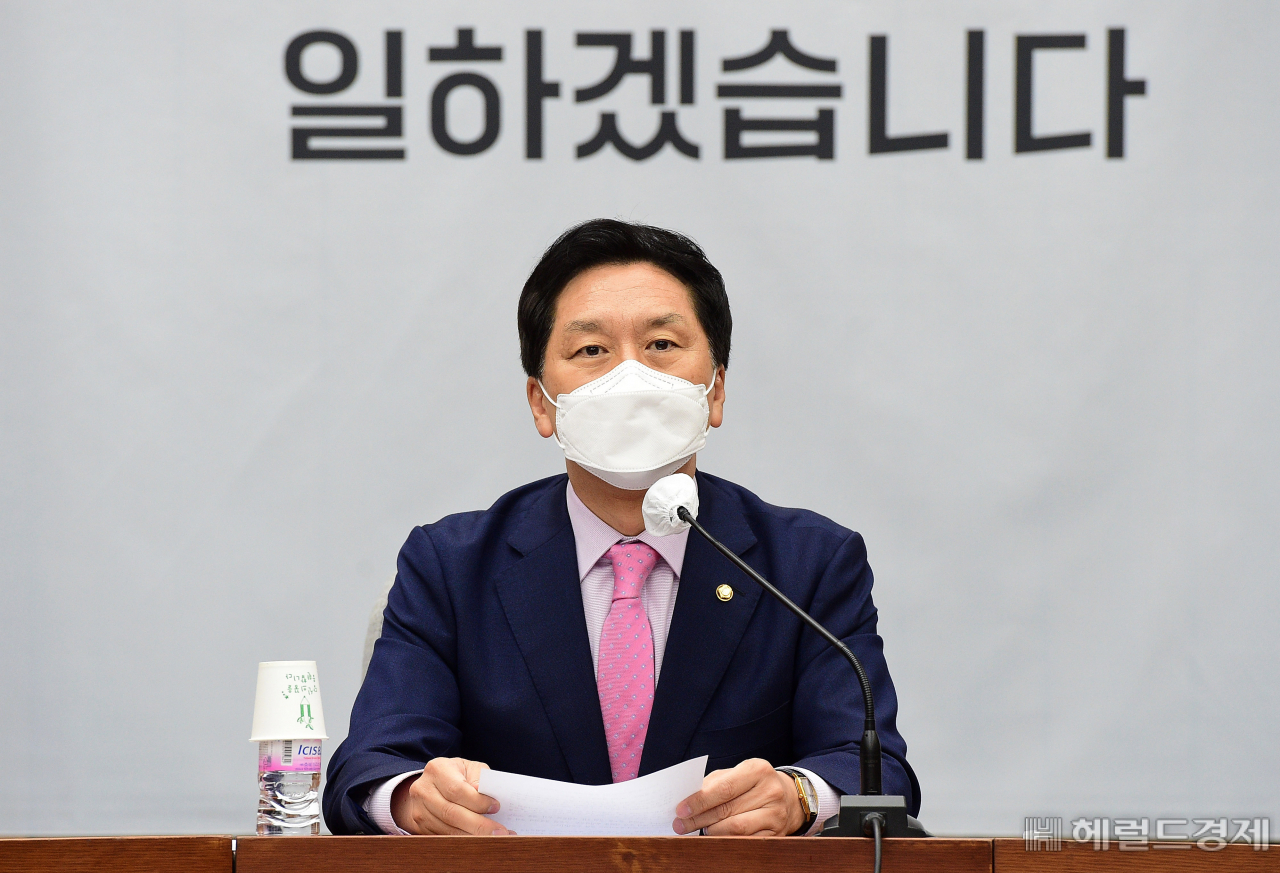 [헤럴드경제=이상섭 기자] 김기현 국민의힘 대표 권한대행 겸 원내대표가 25일 국회에서 열린 원내대책회의에서 모두발언을 하고 있다. babtong@heraldcorp.com