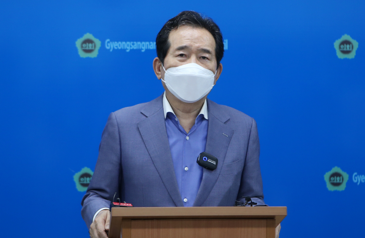 더불어민주당 대권주자인 정세균 전 국무총리가 지난 24일 오전 경남도의회를 방문해 기자간담회를 하고 있다. [연합]