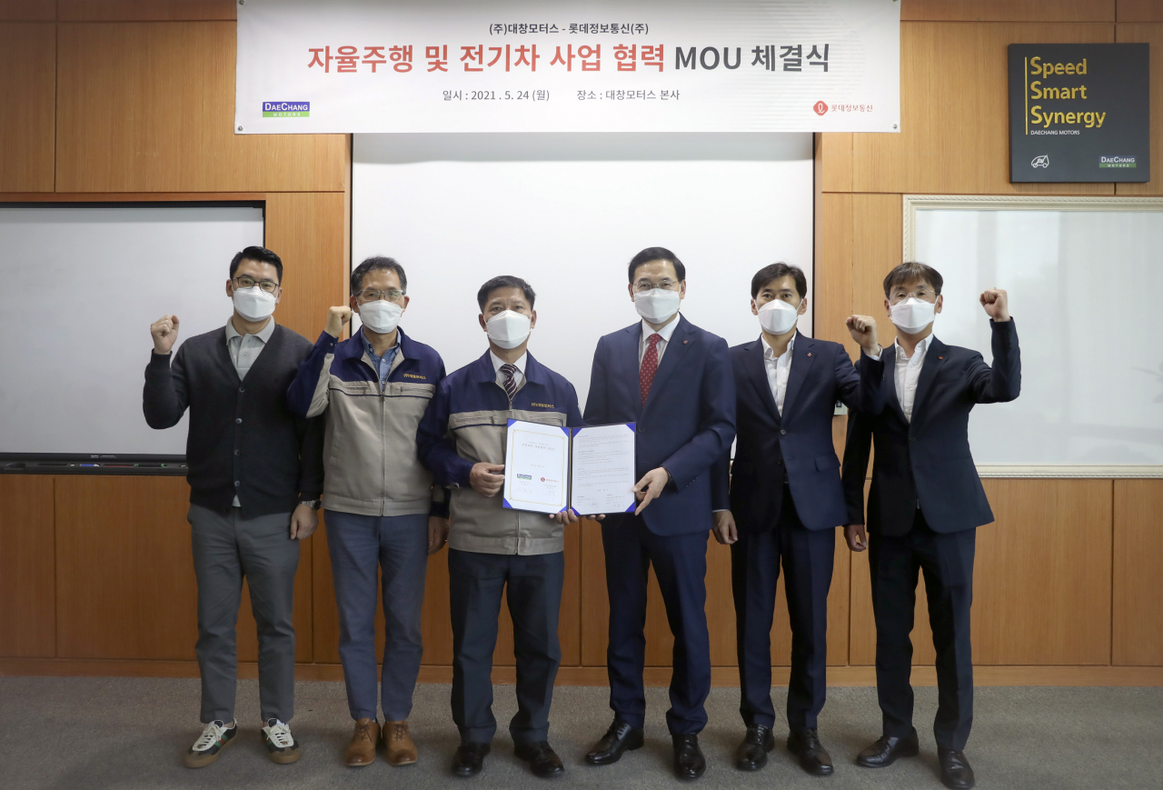 롯데정보통신 오영식 스마트시티부문장(오른쪽 세 번째)과 ㈜대창모터스 오충기 대표이사(왼쪽 세 번째) 및 양사 관계자들이 기념 사진을 촬영하고 있다 [롯데정보통신 제공]
