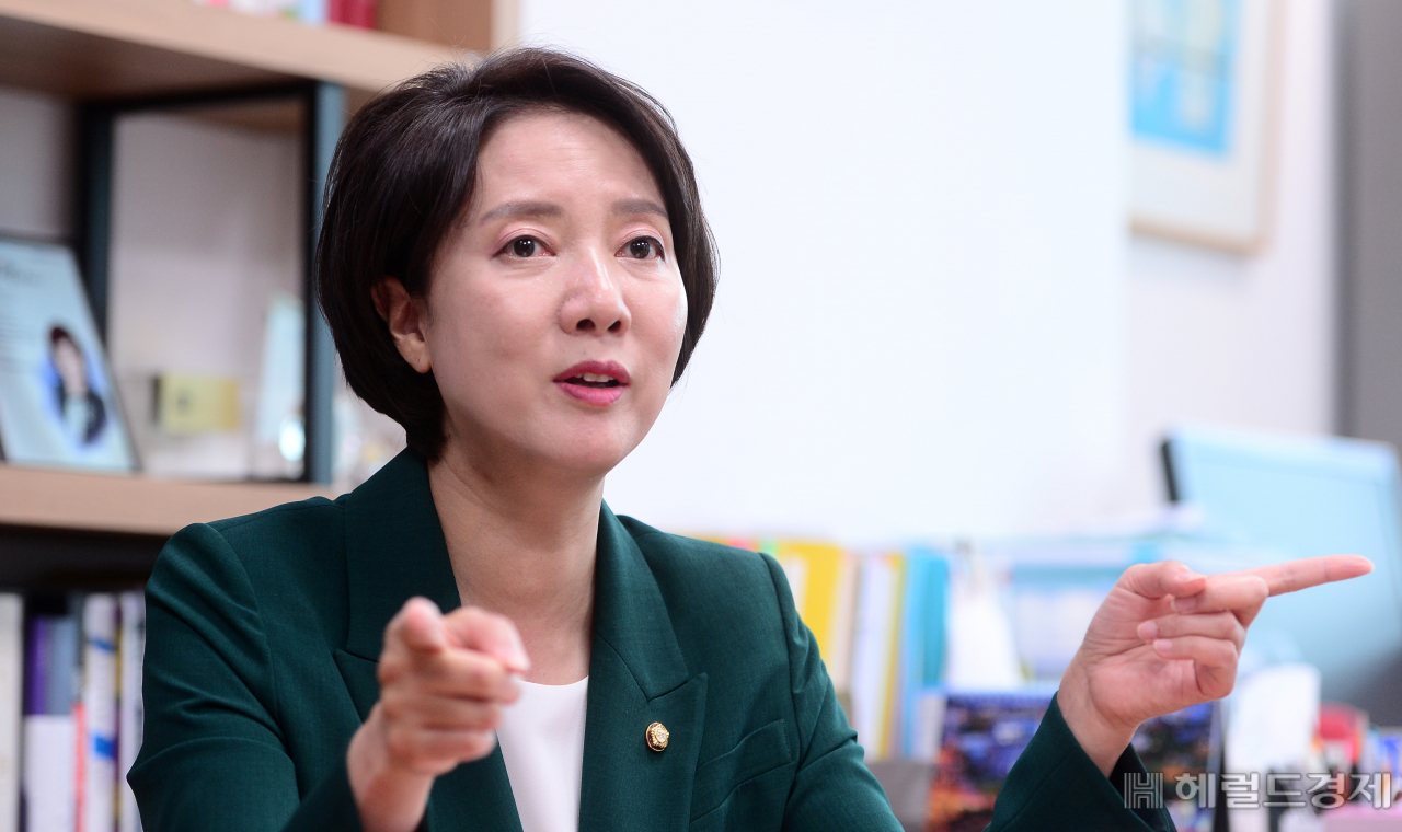 국민의힘 최고위원에 도전하는 이영 국민의힘 의원이 24일 의원회관에서 헤럴드경제와 인터뷰를 하고 있다. [헤럴드경제=이상섭 기자 babtong@heraldcorp.com]