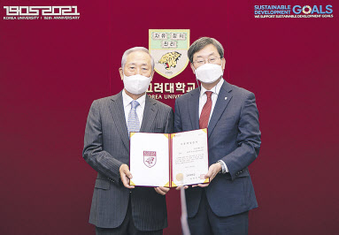 김철수 포니정재단 이사장(왼쪽)과 정진택 고려대 총장이 지난 24일 고려대에서 열린 ‘한국학 장학·연구기금 기부 협약식’을 마친 뒤 기념촬영을 하고 있다. [HDC현대산업개발 제공]