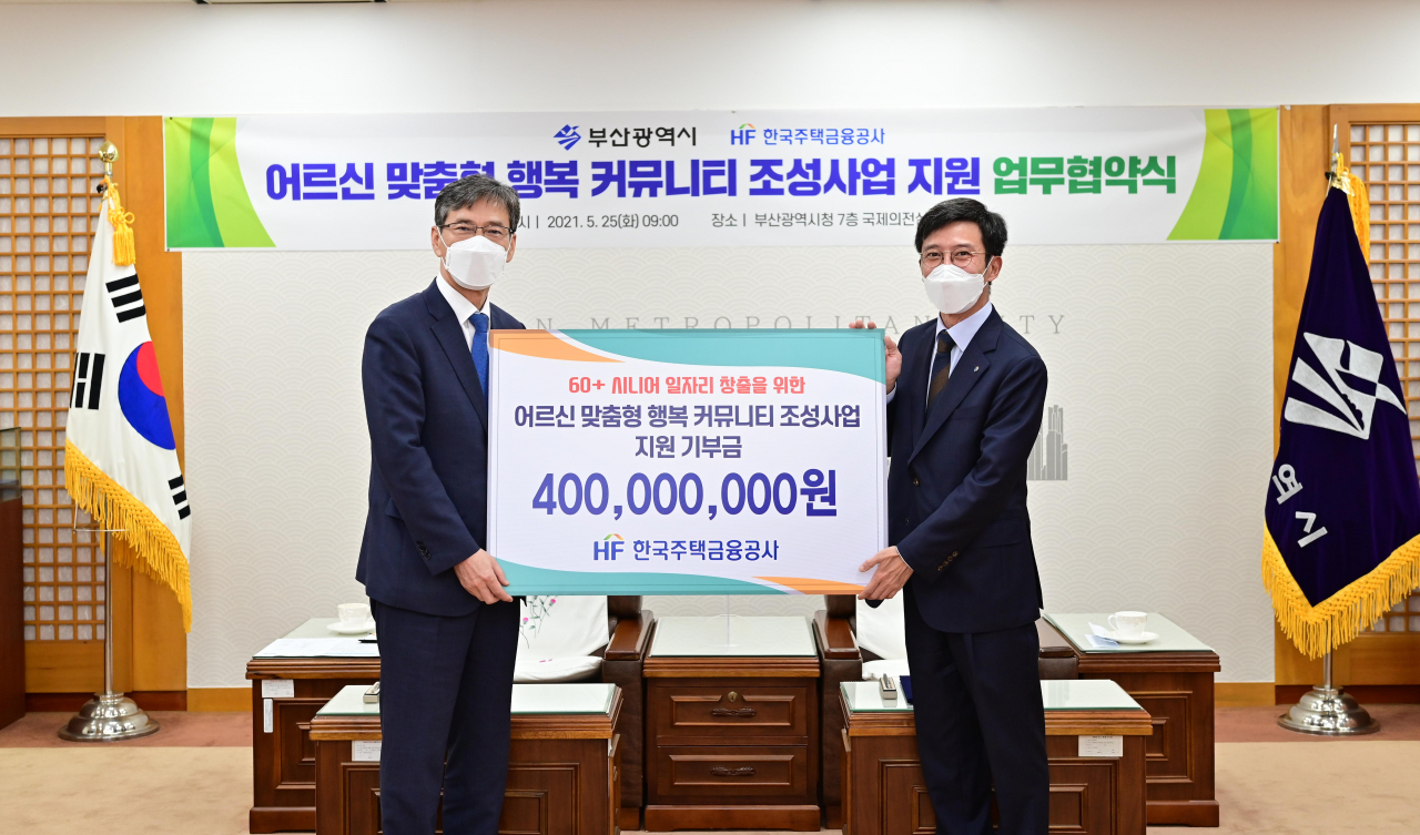 [사진=주택금융공사는 부산광역시청에서 부산광역시와 함께 ‘어르신 맞춤형 행복 커뮤니티 조성’ 사회공헌 협약을 25일 체결했다. 최준우 주택금융공사 사장(오른쪽)과 이병진 부산시 행정부시장이 협약 체결 후 기념촬영을 하고 있다.]