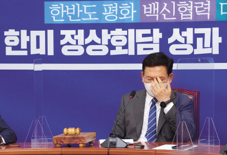 더불어민주당 송영길 대표가 24일 서울 여의도 국회에서 열린 최고위원회의에서 잠시 생각에 잠겨 있다. 이상섭 기자