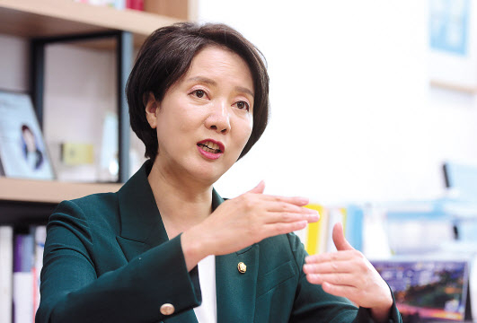 국민의힘 최고위원에 도전하는 이영 국민의힘 의원이 24일 의원회관에서 헤럴드경제와 인터뷰를 하고 있다. 이상섭 기자