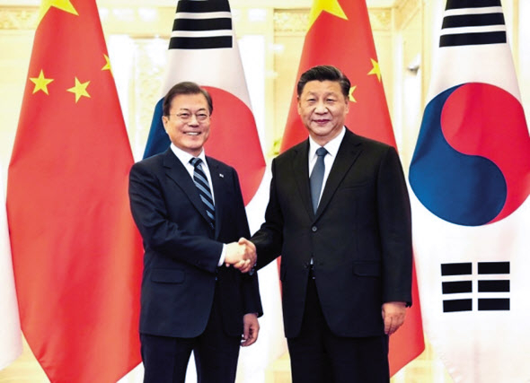 한미정상회담 이후 한미관계뿐만 아니라 한중관계가 중대현안으로 떠올랐다. 문재인 대통령이 21일(현지시간) 백악관 오벌오피스에서 열린 소인수 회담에서 조 바이든 미국 대통령과 인사하고 있다(위쪽 사진). 아래쪽은 지난 2019년 12월 베이징에서 열린 한중일 정상회담에서 인사하고 있는 문 대통령과 시진핑 중국 국가주석. [연합]