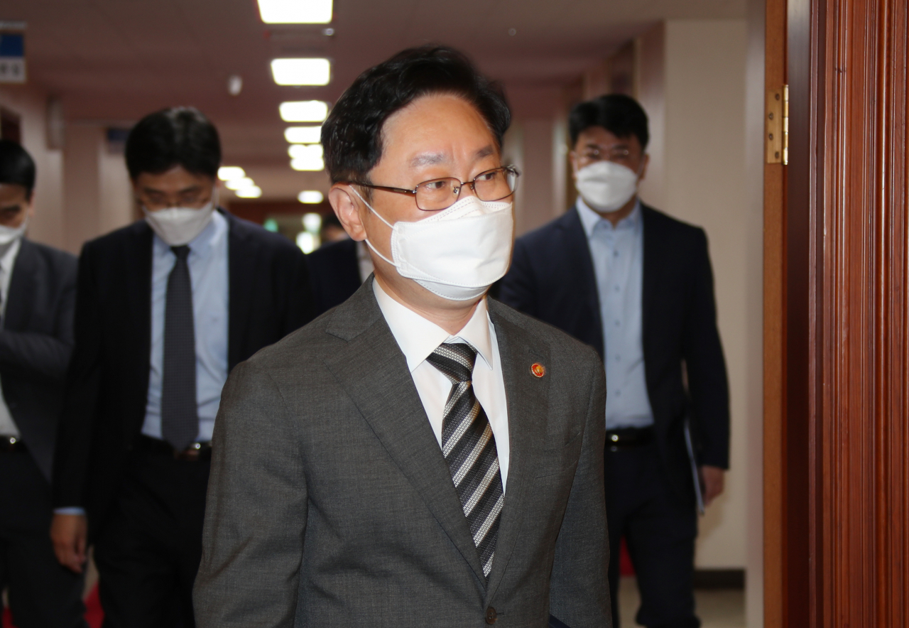 박범계 법무부 장관이 25일 정부서울청사에서 열린 국무회의에 참석하고 있다. [연합]