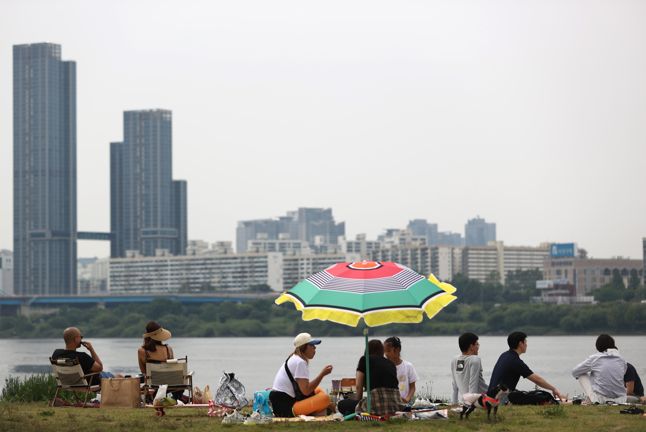 People are resting at Banpo Hangang Park by the Han River in Seocho-gu, southern Seoul, on Sunday. (Yonhap)