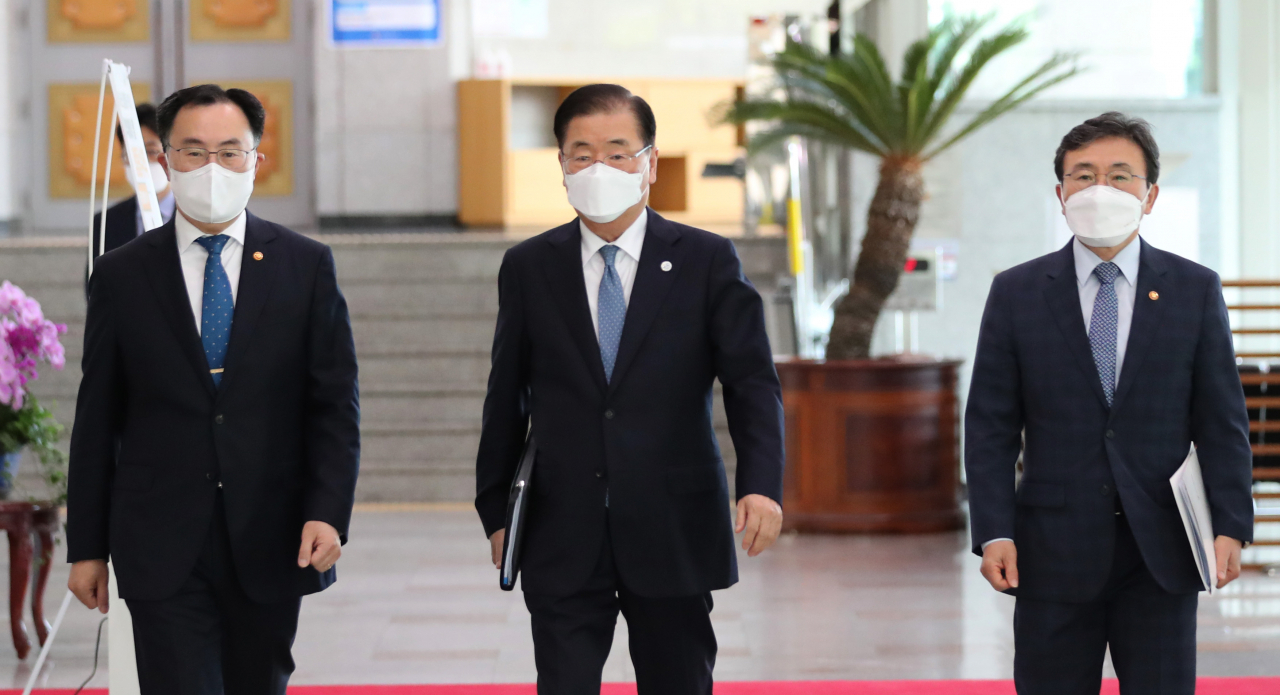 정의용 외교부 장관(가운데)과 권덕철 보건복지부 장관(오른쪽), 문승욱 산업통상자원부 장관(왼쪽)이 25일 외교부에서 대통령 방미 성과를 발표하기 위해 회견장으로 이동하고 있다. 연합뉴스