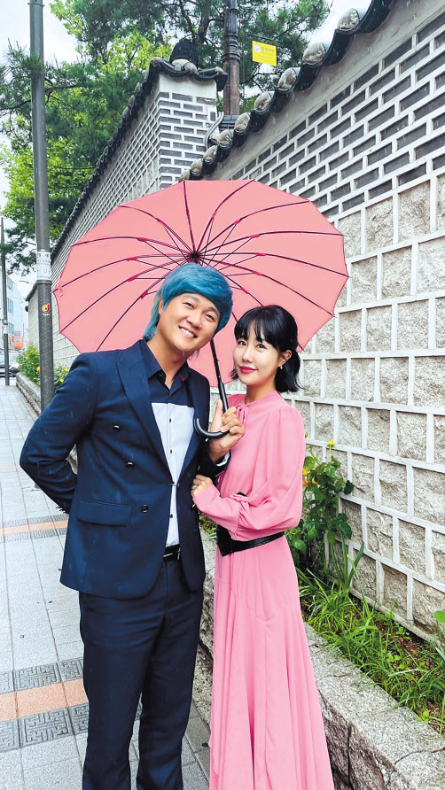 선수와 캐디로서 생애 첫 메이저 우승을 합작한 허인회-육은채 부부가 서울 필동에서 헤럴드경제와 인터뷰를 하며 밝게 웃고 있다. 노랗게 탈색한 헤어가 트레이드마크였던 허인회는 “셀프로 부분 탈색을 하려다 파란색 염색약을 잘못 집는 바람에 이런 색이 나와 버렸다”고 웃었다. 조범자 기자