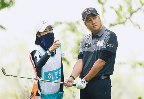 GS칼텍스 매경오픈서 생애 첫 메이저 우승을 달성하며 한국프로골프(KPGA) 상금랭킹 1위에 오른 허인회 선수가 샷을 하기 전 아내 육은채 씨의 이야기에 귀를 기울이고 있다.