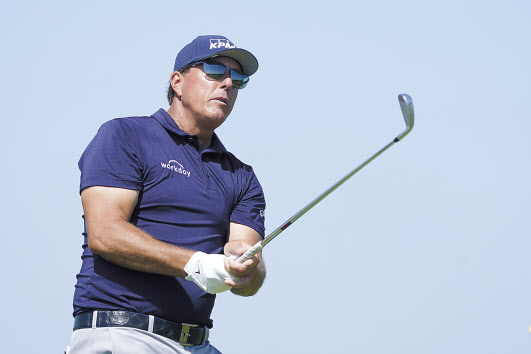 51세 나이로 PGA 챔피언십 정상에 오르며 메이저 최고령 우승 기록을 갈아치운 필 미켈슨. [AP]