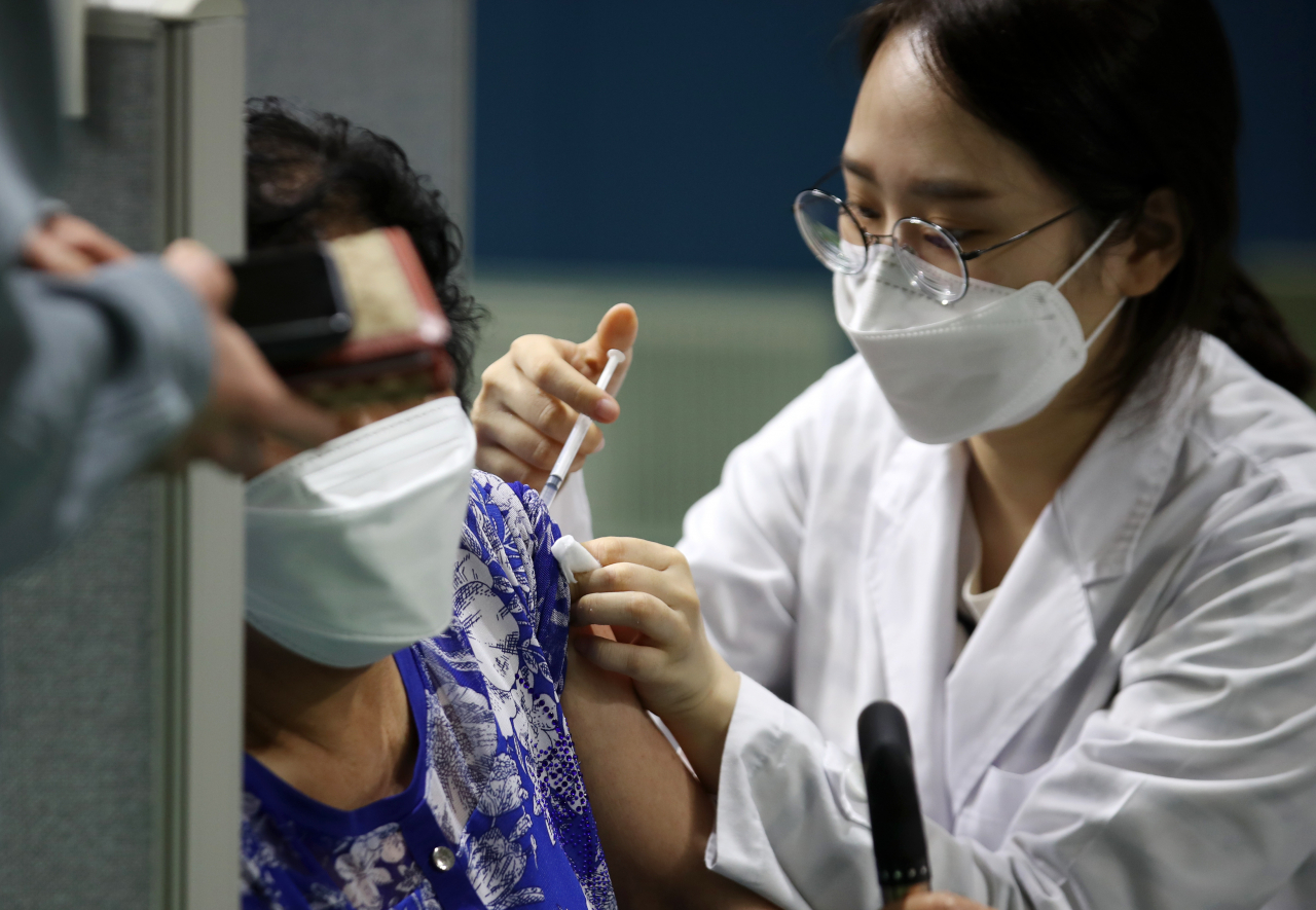 광주 서구 염주체육관에 마련된 코로나19 예방접종센터에서 한 어르신들이 지난 24일 화이자 백신 1차 접종을 받고 있다. [연합]