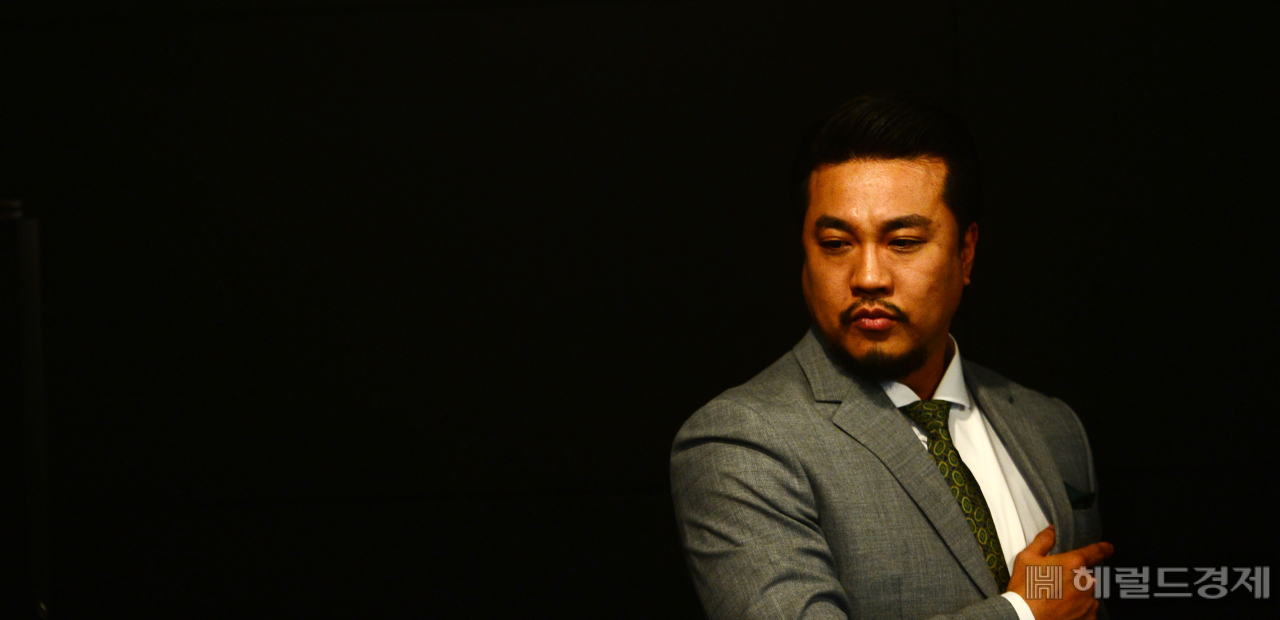 바리톤 정경은 직업도 많고, 이름 앞에 따라오는 수사도 많다. 교수이자 글로벌 음반사 워너뮤직코리아의 임원(이사)이며, 클래식계를 대표하는 섭외 1순위 성악가다. 박해묵 기자