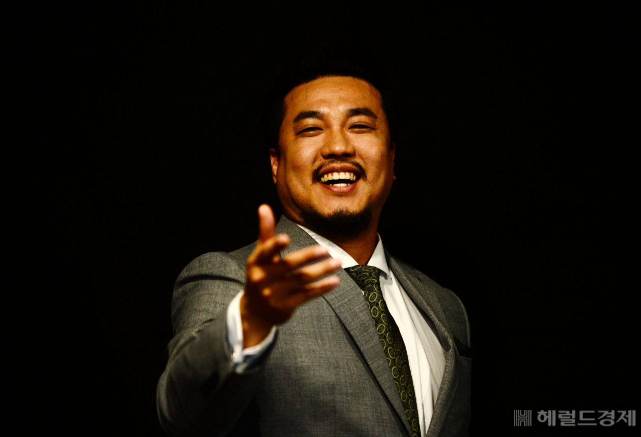 바리톤 정경은 오페라와 드라마를 융합한 장르 ‘오페라마’는 2010년 특허청에 출원까지 내며 클래식계에 새로운 바람을 불러왔다. 박해묵 기자