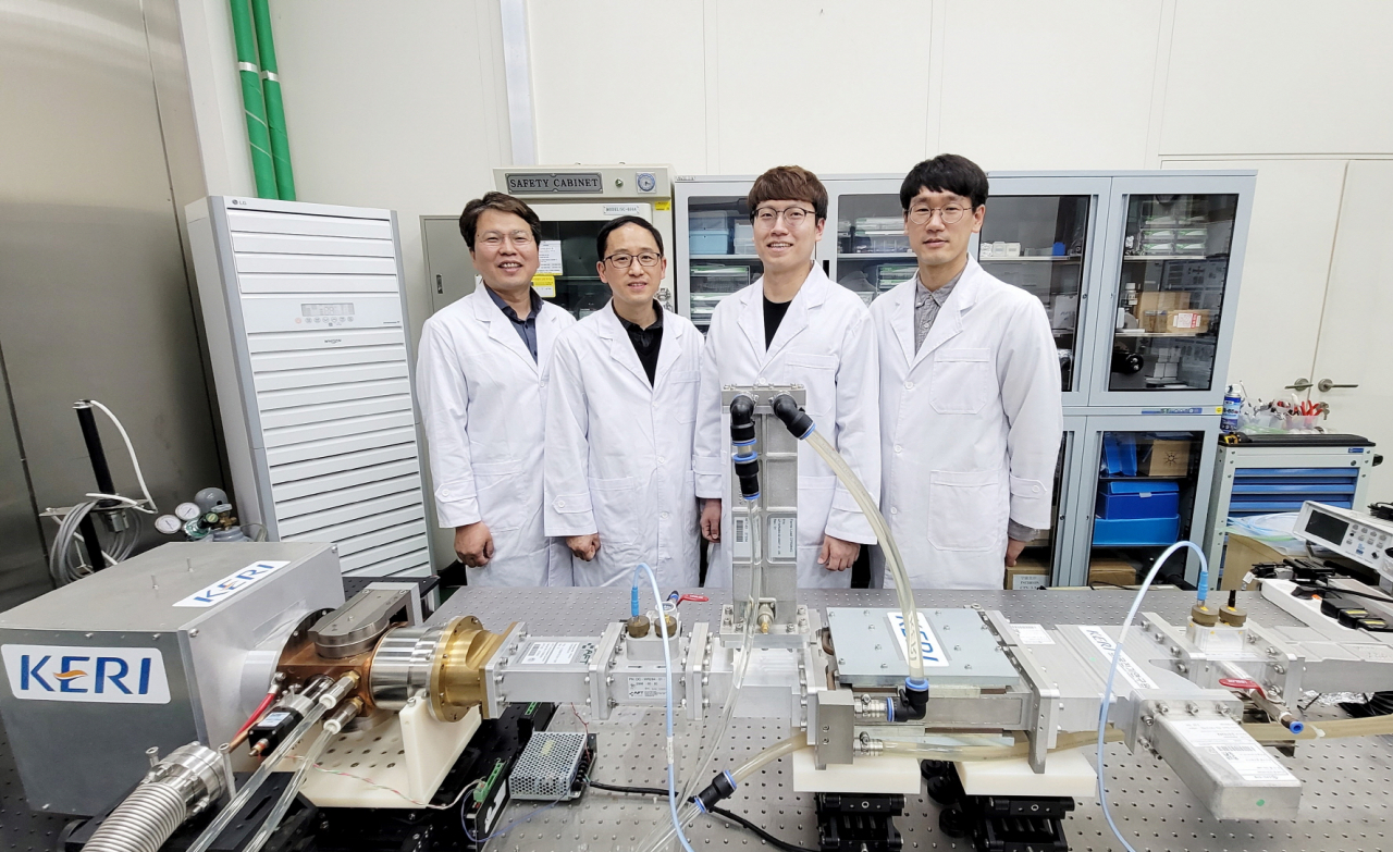 마그네트론 장치를 개발한 전기연 연구진.[한국전기연구원 제공]