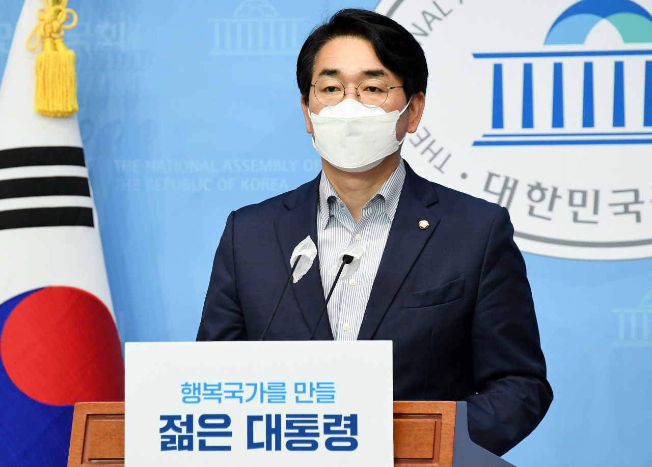 대선출마를 선언한 더불어민주당 박용진 의원이 지난 16일 서울 여의도 국회 소통관에서 더불어민주당 예비경선과 관련해 기자회견하고 있다. [연합]