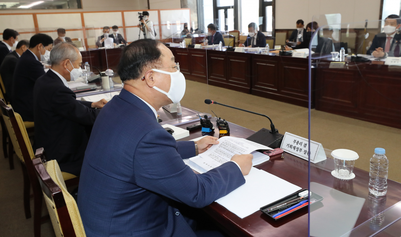 홍남기 경제부총리가 25일 정부서울청사에서 열린 소재·부품·장비 경쟁력강화위원회의를 주재하고 있다. 연합뉴스