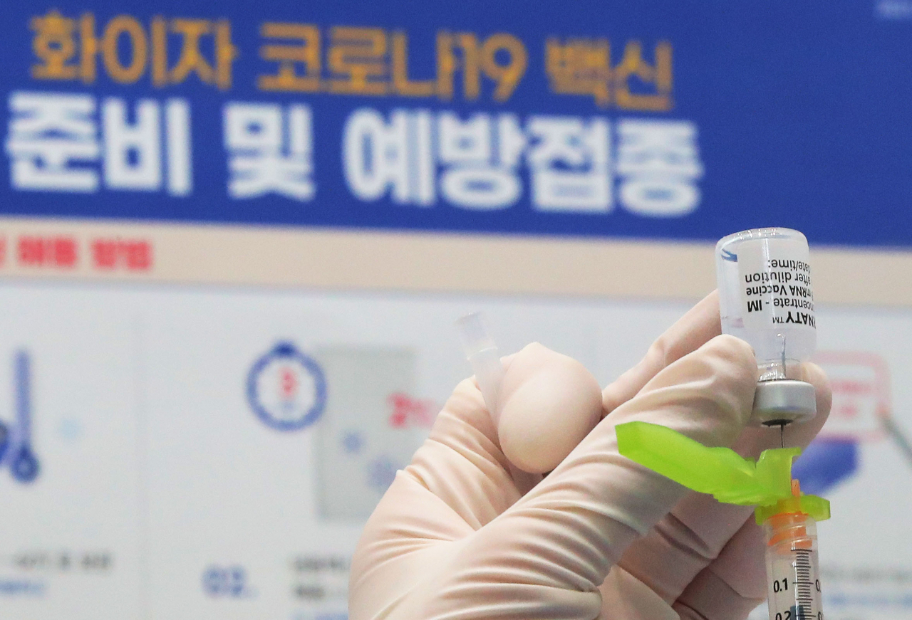 25일 오전 서울 도봉구 시립창동청소년센터에 마련된 백신접종센터에서 관계자가 화이자 백신을 준비하고 있다. 연합뉴스