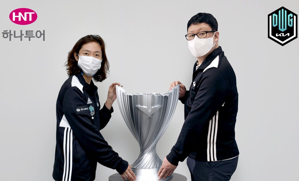 송미선 하나투어 대표이사(왼쪽)와 이유영 담원 기아 대표가 비대면 업무협약식에서 브랜드 스폰서십을 체결한 후 기념촬영을 하고 있다.