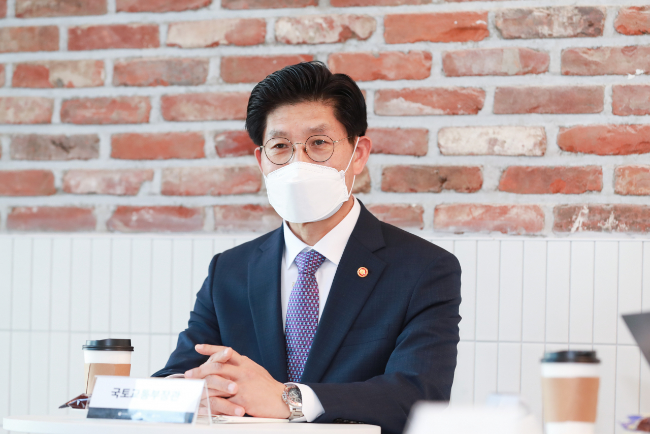 노형욱 국토교통부 장관이 25일 취임 후 첫 현장 행보로 서울 영등포구 영등포동 테마형 청년주택 ‘아츠스테이’를 찾았다. [국토교통부 제공]