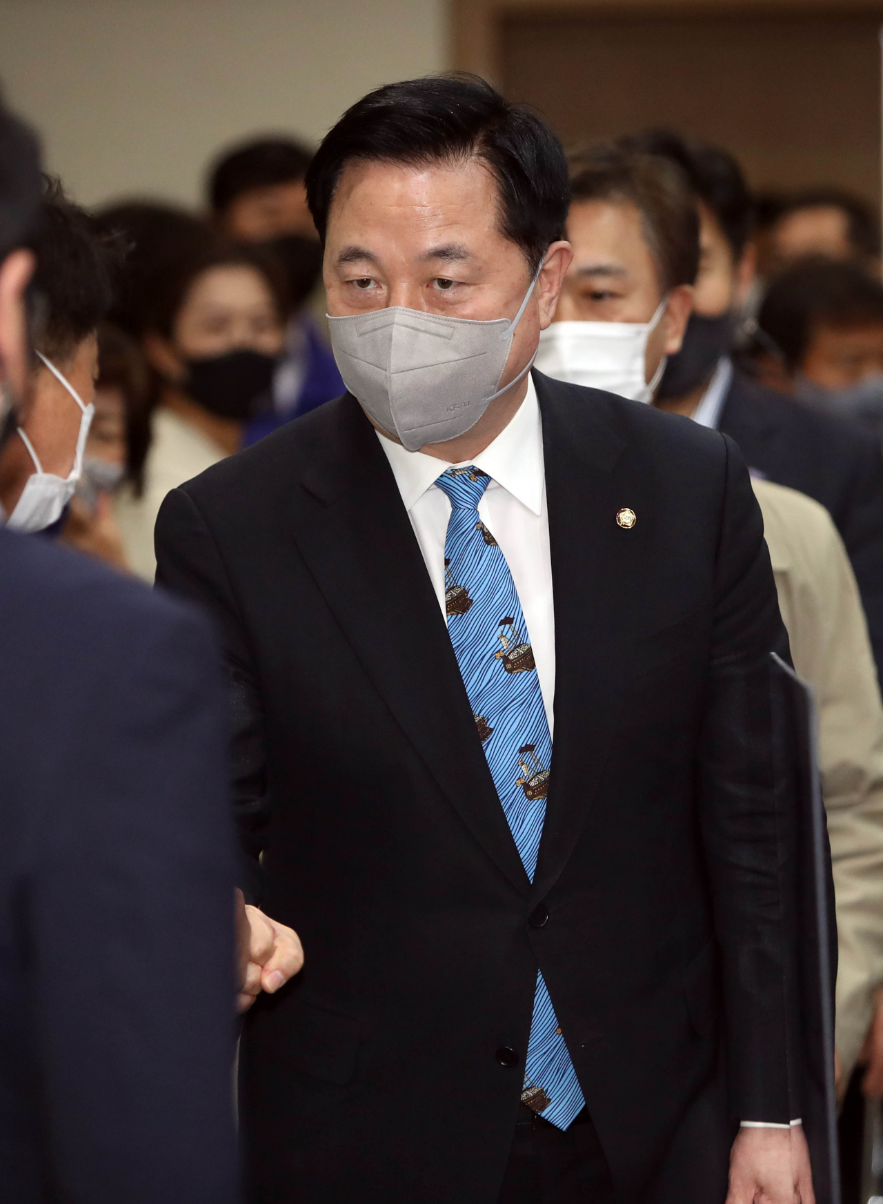 더불어민주당 김두관 의원이 지난 10일 오후 대구시의회를 방문해 국민기본자산제 제안설명회에 앞서 설명회 참석자들과 인사하고 있다. [연합]