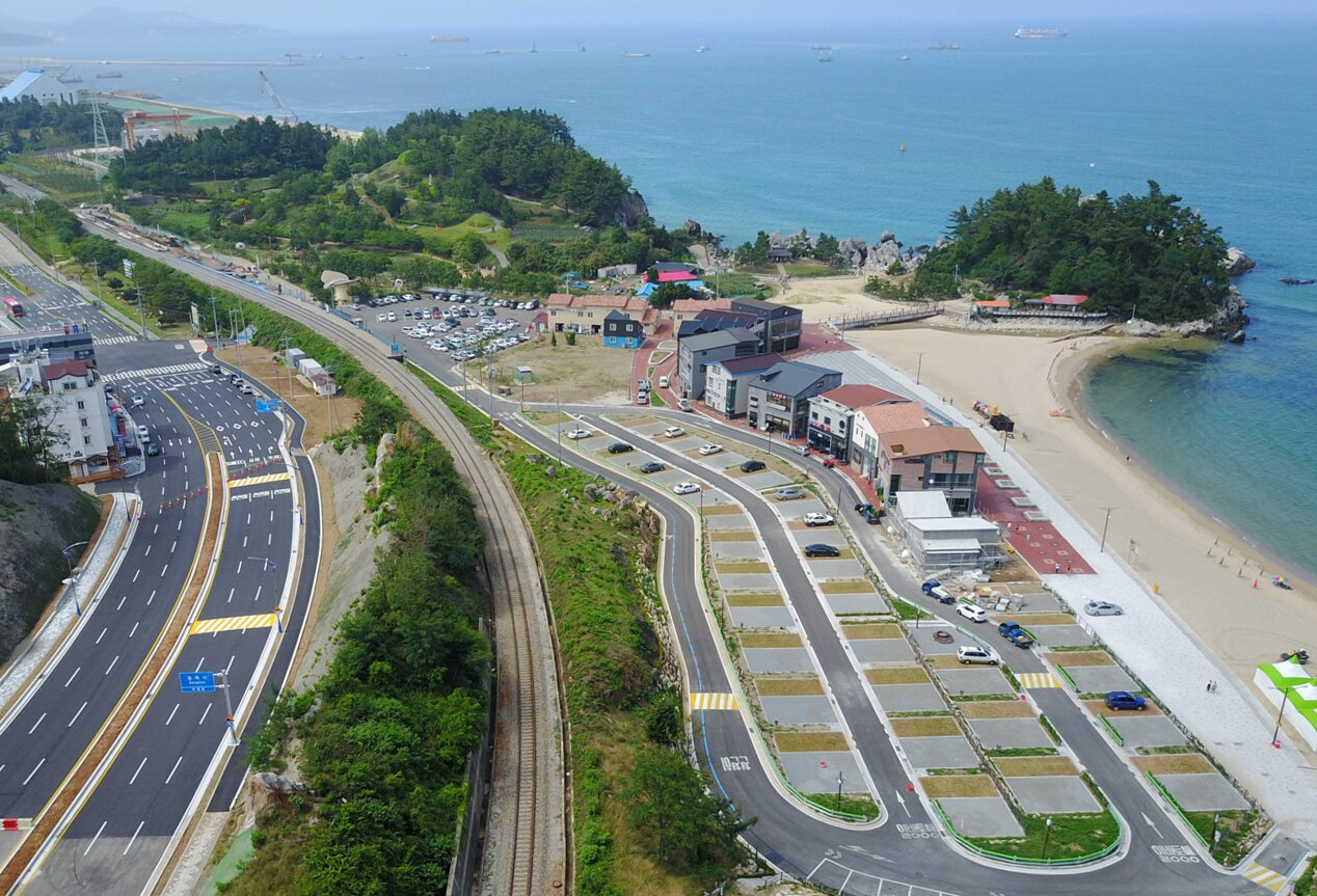 추암관광지. 해상출렁다리는 가운데 해변봉우리 뒷편에 있다.