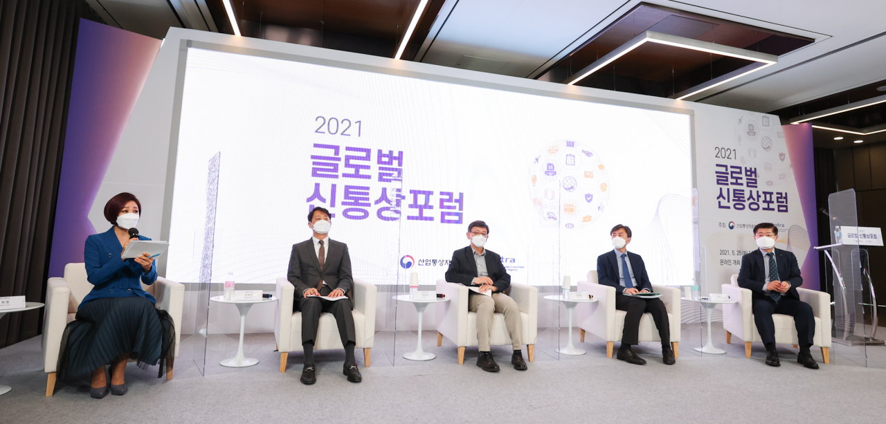 코트라가 25일 온라인으로 ‘2021 글로벌 신통상 포럼’을 개최했다. 이번 포럼은 미·중 패권 경쟁이 심화하고 있는 가운데 주요국의 탄소중립 선언, 디지털세 도입 논의 등 최근 급변하고 있는 글로벌 통상환경을 짚어보고 우리 기업의 대응 전략을 논의하기 위해 개최됐다. [코트라 제공]