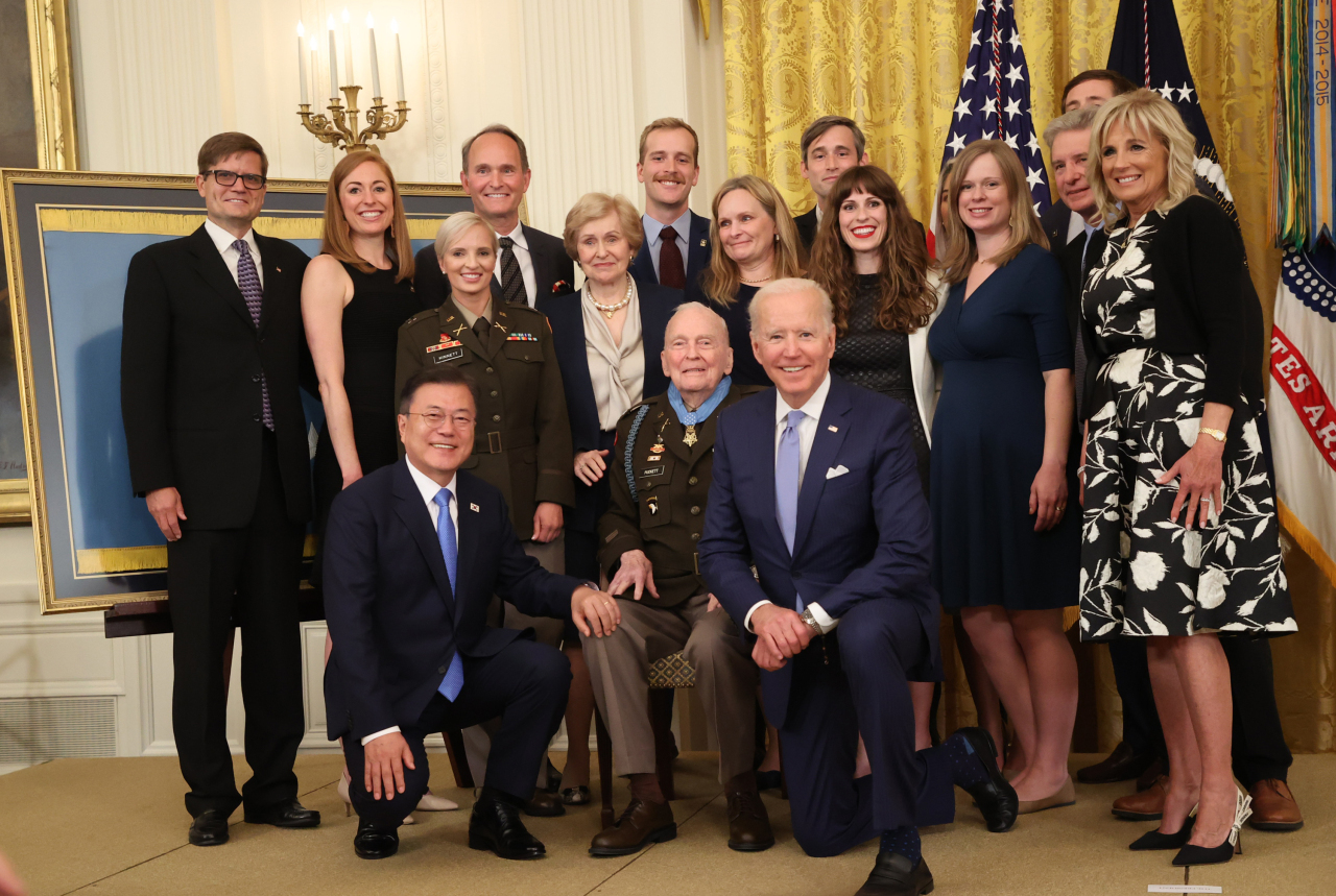Presidents Moon Jae-in and Joe Biden pose for a photo with Ralph Puckett Jr., a Korean War veteran, and his family after a medal-honoring ceremony at the White House in Washington on Friday. (Joint Press Corps-Yonhap)