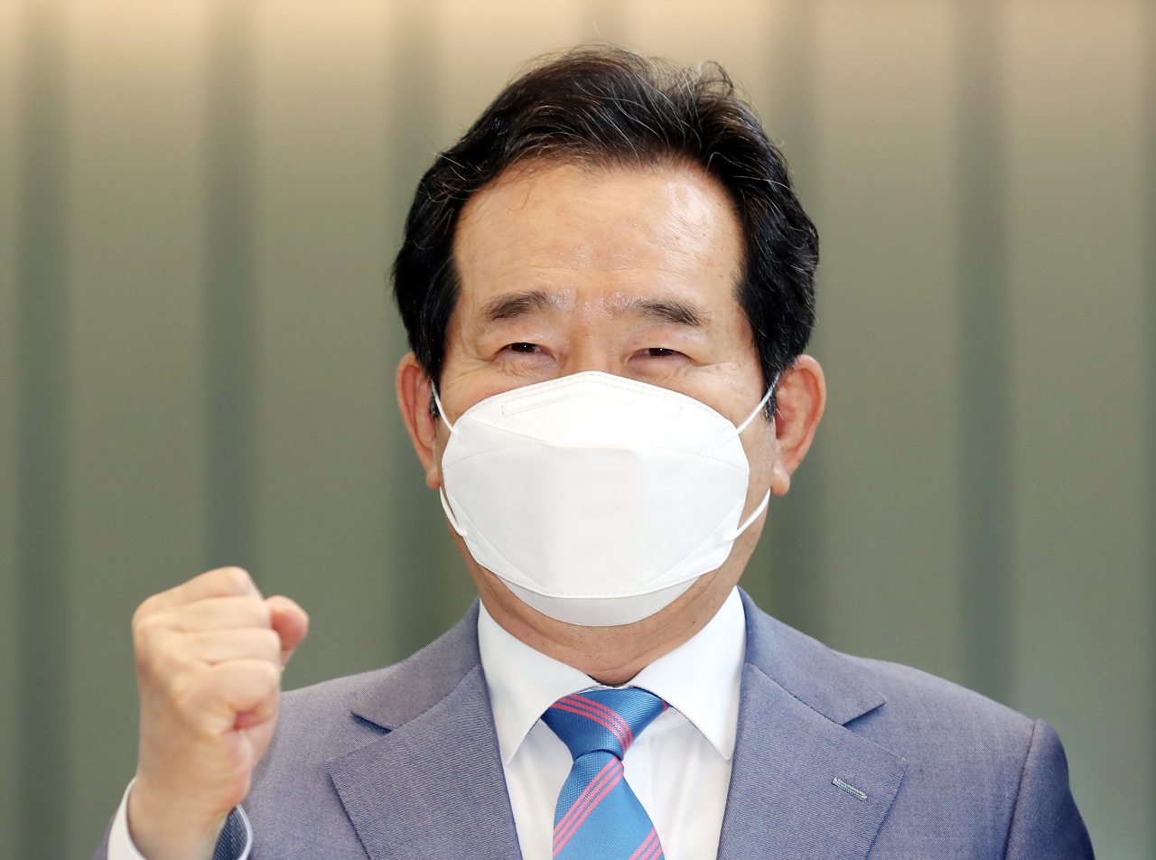 정세균 전 국무총리(오른쪽)가 25일 오후 인천시 연수구 바이오 의약품 생산기업인 삼성바이오로직스를 방문해 기념촬영을 하고 있다. [연합]