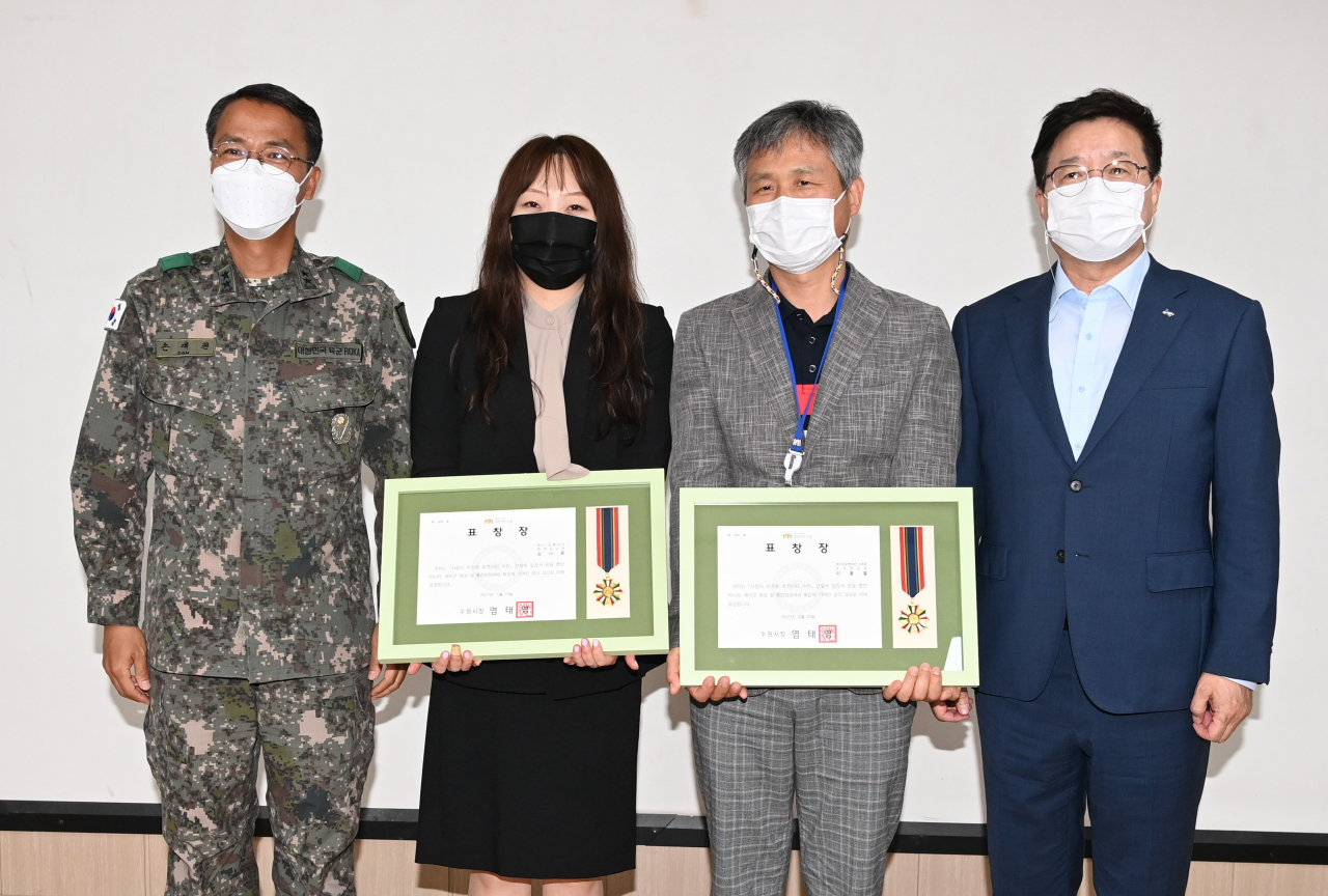 염태영 시장(오른쪽)이 51사단 감사 강평회에 참석했다.[수원시 제공]