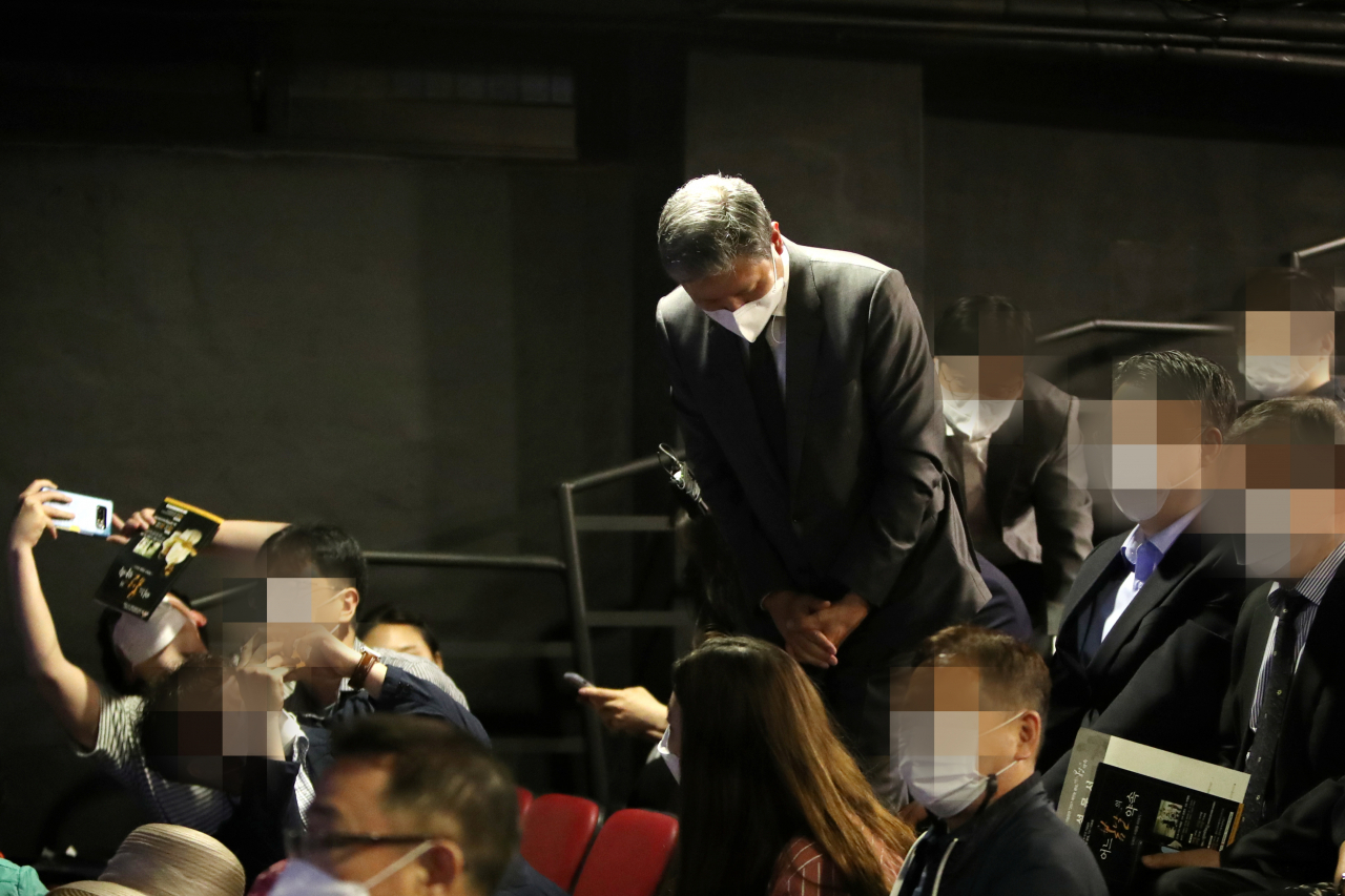 노태우 전 대통령의 아들인 노재헌 동아시아문화센터 원장이 25일 광주 동구 광주아트홀에서 5·18 민주화운동을 다룬 연극 '애꾸눈 광대' 관람을 마친 뒤 객석 일부에서 책임 있는 행동 등 부친의 진정성 있는 사죄가 먼저라는 항의가 터져 나오자 고개 숙이고 있다. [연합]