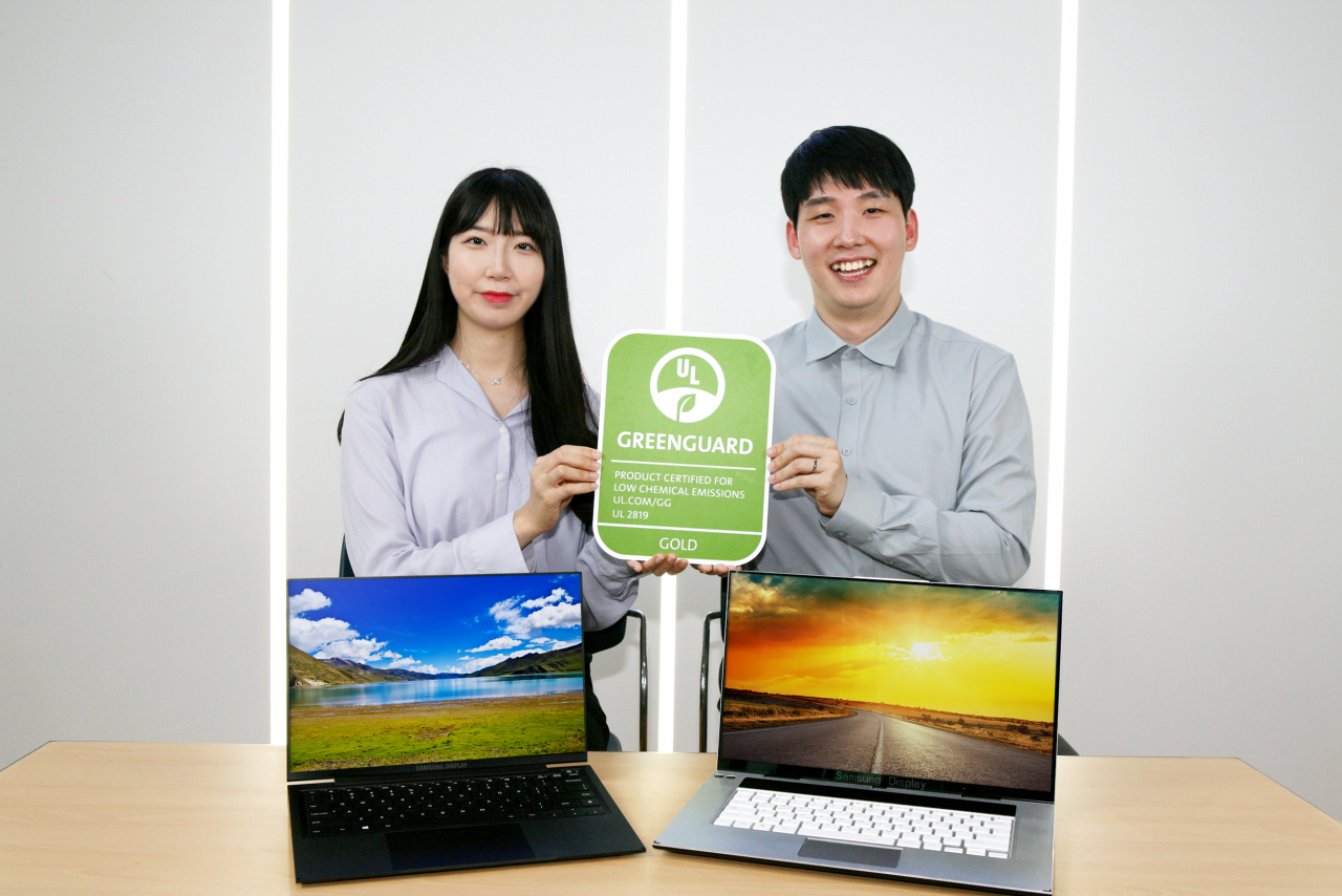 삼성디스플레이 신입 직원들이 ‘그린가드 골드’ 인증을 획득한 OLED 노트북을 소개하고 있다. [삼성디스플레이 제공]
