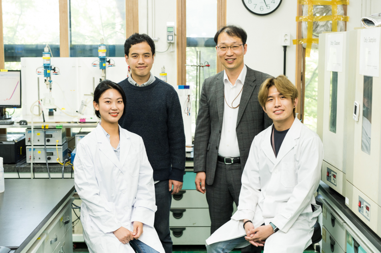 왼쪽 위 시계방향으로 정범균 KBSI 박사, 이재영 GIST 교수, 박지현 GIST 학생연구원, 배수안 학생연구원.[KBSI 제공]