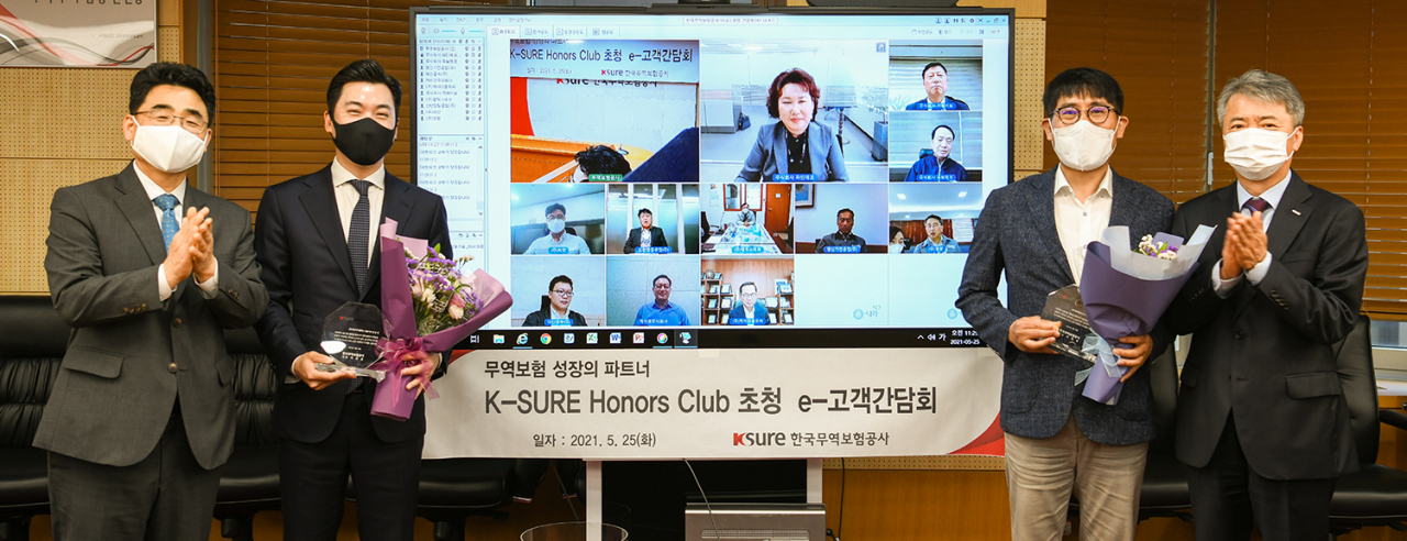 이인호(오른쪽 첫번째) 한국무역보험공사 사장이 25일 서울 종로구 소재 무역보험공사 본사에서 무역보험 동반성장 회원사로 선정된 중소·중견기업 관계자들에게 선정패를 전달하고 기념 촬영을 하고 있다. [한국무역보험공사 제공]